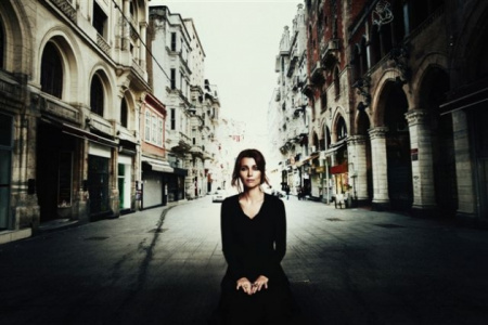 News - Stambu jest kobiet. Wywiad z Elif Safak