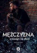 Okadka - Mczyzna z tuszem na doni