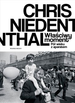 Okadka ksiki - Waciwy moment. P wieku z aparatem