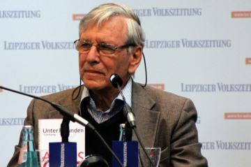 News Amos Oz oskarony o przemoc domow