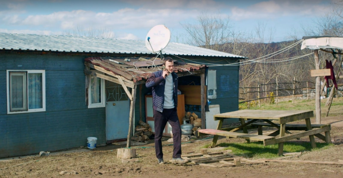 Miłość i nadzieja 144 - kadr z serialu. Alper wdziera się do domu Sili