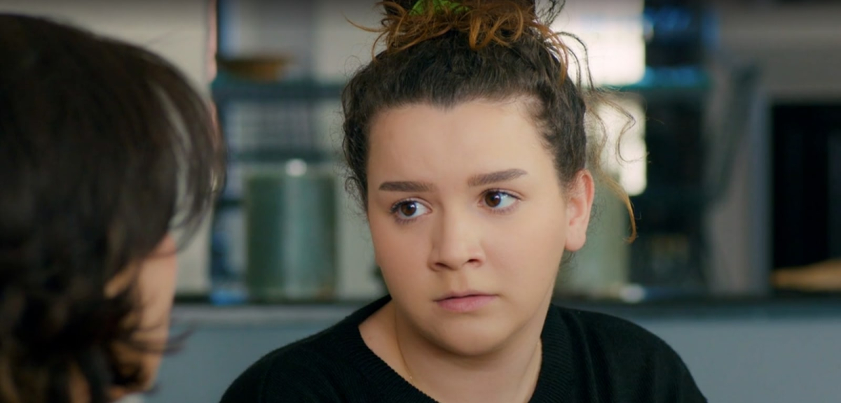 Miłość i nadzieja 167 - kadr z serialu. Melis mówi, że przespała się z Egem!