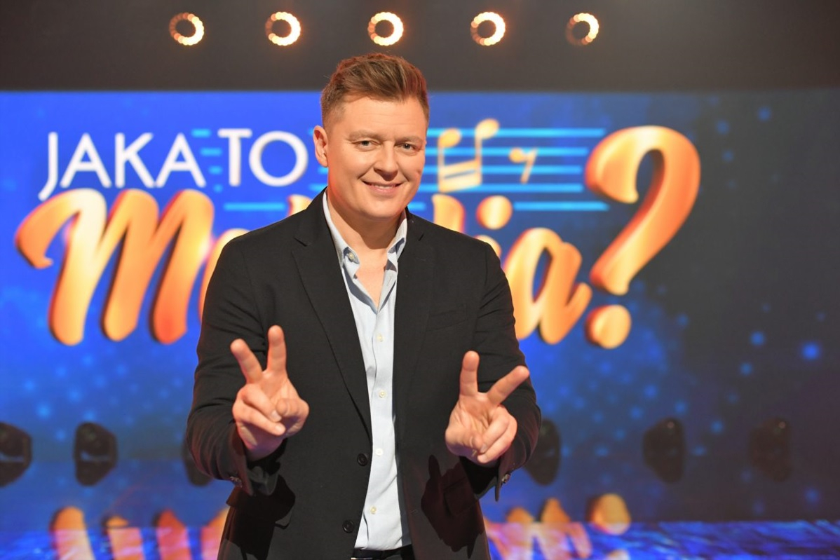 Rafał Brzozowski prowadzący program "Jaka to melodia?" na TVP 1.