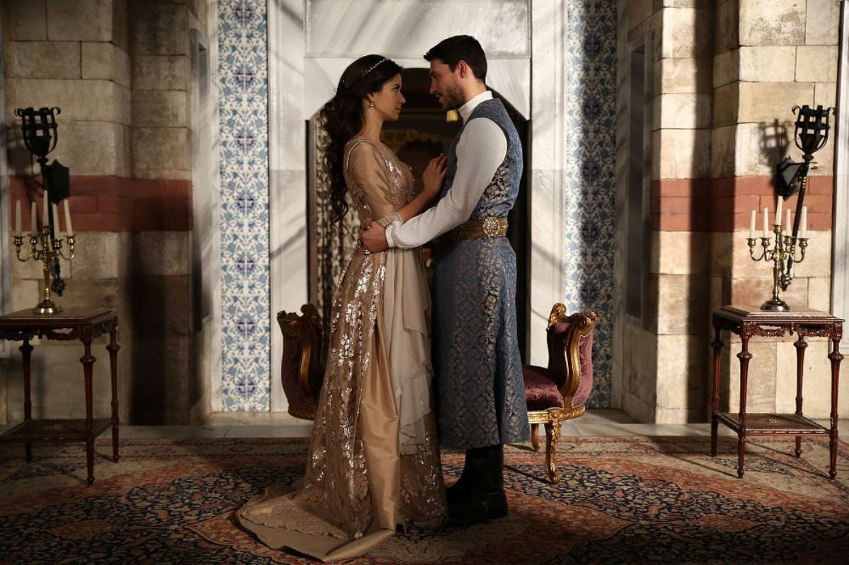 Kadr z serialu „Wspaniałe stulecie: Sułtanka Kösem” - na fotografii męzczyzna i kobieta przytulają się do siebie