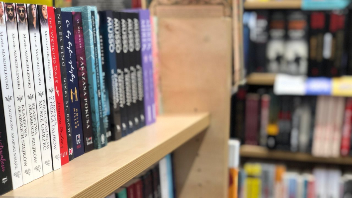 ksiązki na półce w księgarni - nowe książki