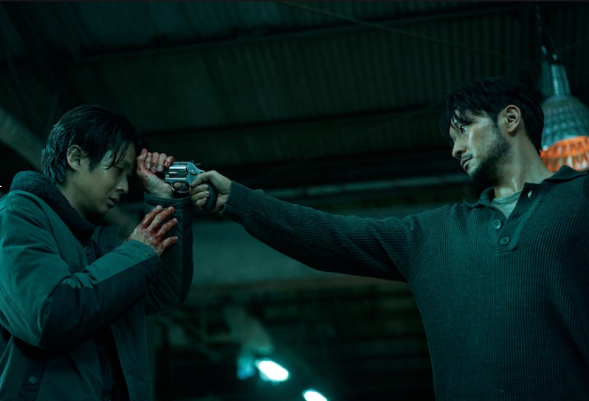 Choi Woo-shik jako Lee Tang, Son Suk-ku jako Jang Nan-gam w serialu "Zabójczy paradoks" od Netflix. 