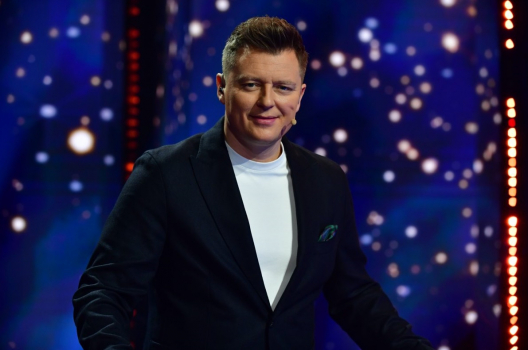 Rafał Brzozowski prowadzący program Jaka to melodia? na TVP 1. 