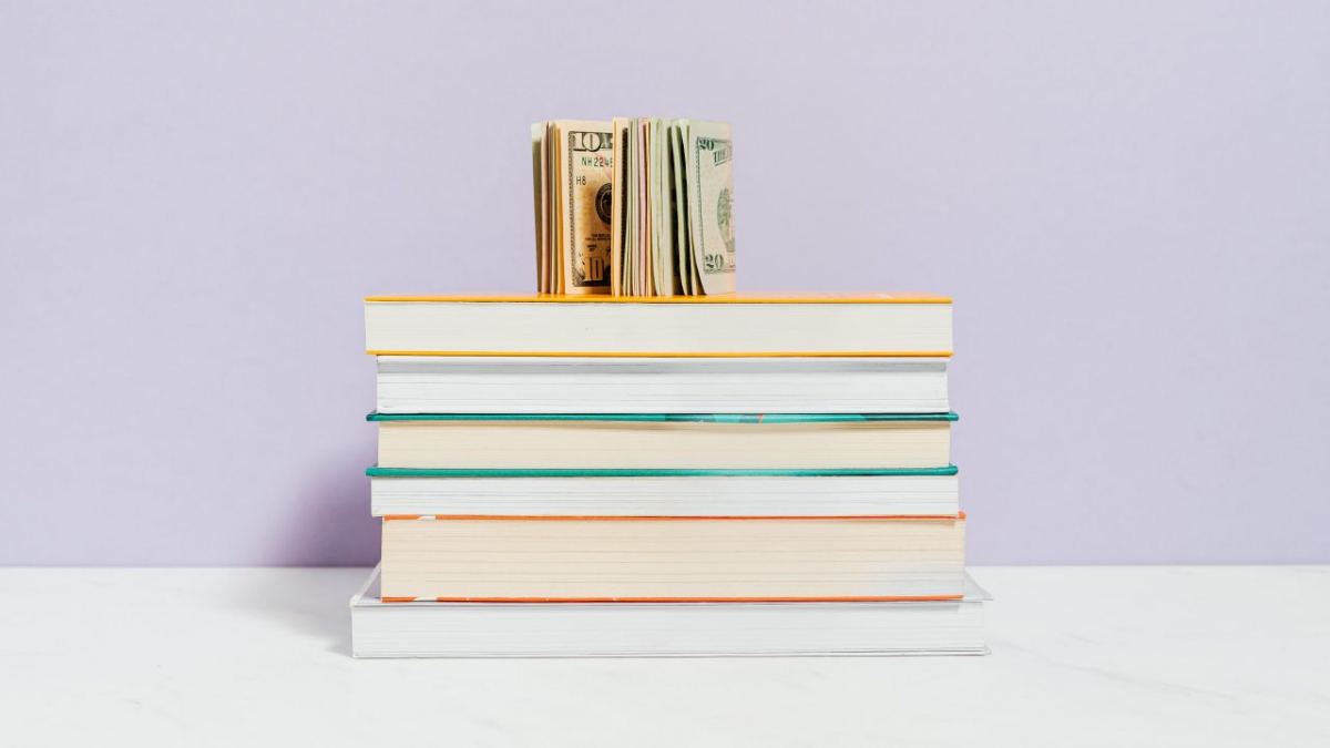 Stos książek oraz pieniądze