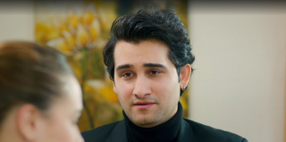 Miłość i nadzieja 174 - kadr z serialu. Yigit atakuje Gonul