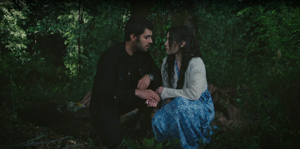 Halil i Zeynep spędzają noc w lesie! w 151 odcinku serialu Wichrowe wzgórze