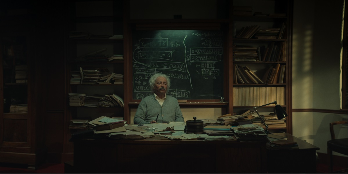  Aidan McArdle jako Albert Einstein w dokumencie "Einstein i bomba" na Netflix. 