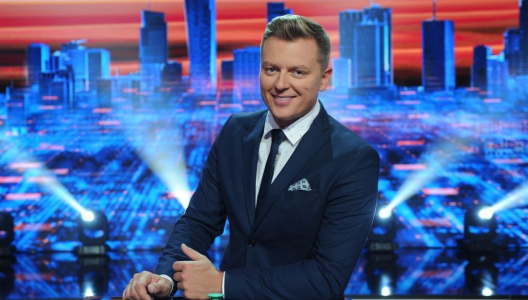 Rafał Brzozowski prowadzący program Jaka to melodia? na TVP 1. 