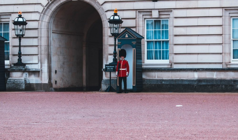 Obrazek w treści Kolejne skandale wokół rodziny królewskiej? Nowa biografia ujawnia sekrety relacji Windsorów z księżną Meghan [jpg]