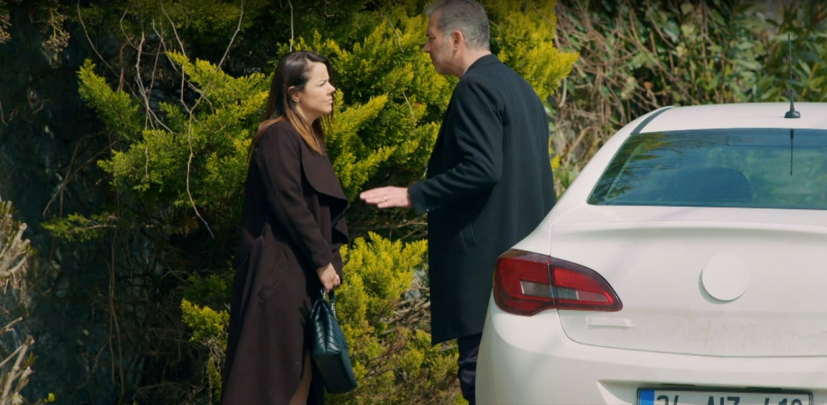 Miłość i nadzieja 180 - kadr z serialu. Gonul jest w niebezpieczeństwie! Gangsterzy są na jej tropie.