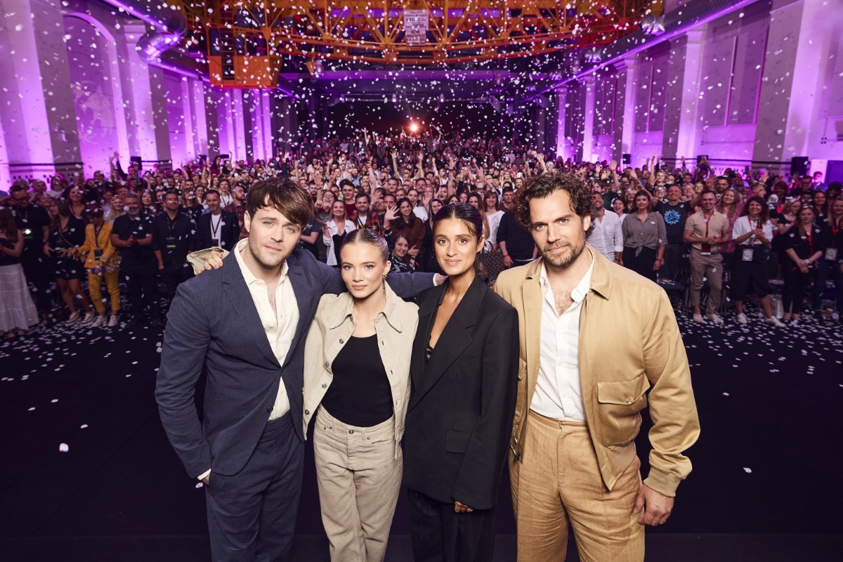 Henry Cavill, Anya Chalotra, Freya Allan i Joey Batey podczas Wiedźmin Fest