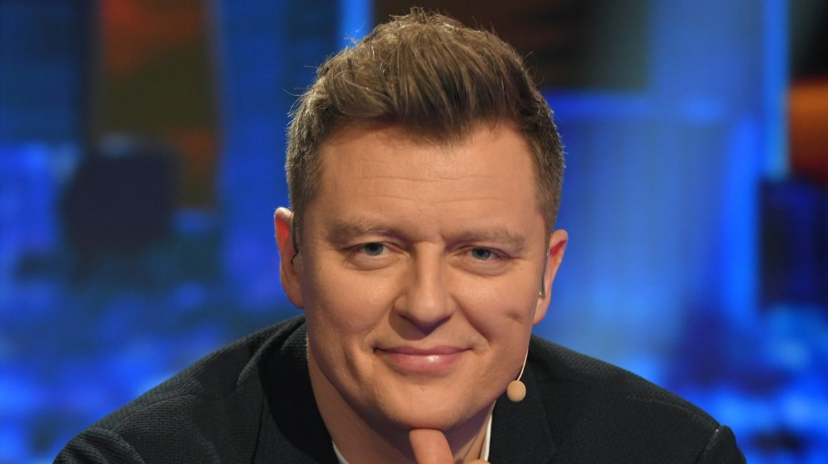 Rafał Brzozowski prowadzący program "Jaka to melodia?" na TVP 1. 