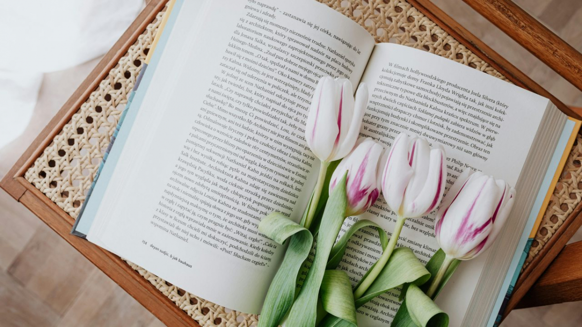 Książka i kwiaty - wiosenne propozycje czytelnicze