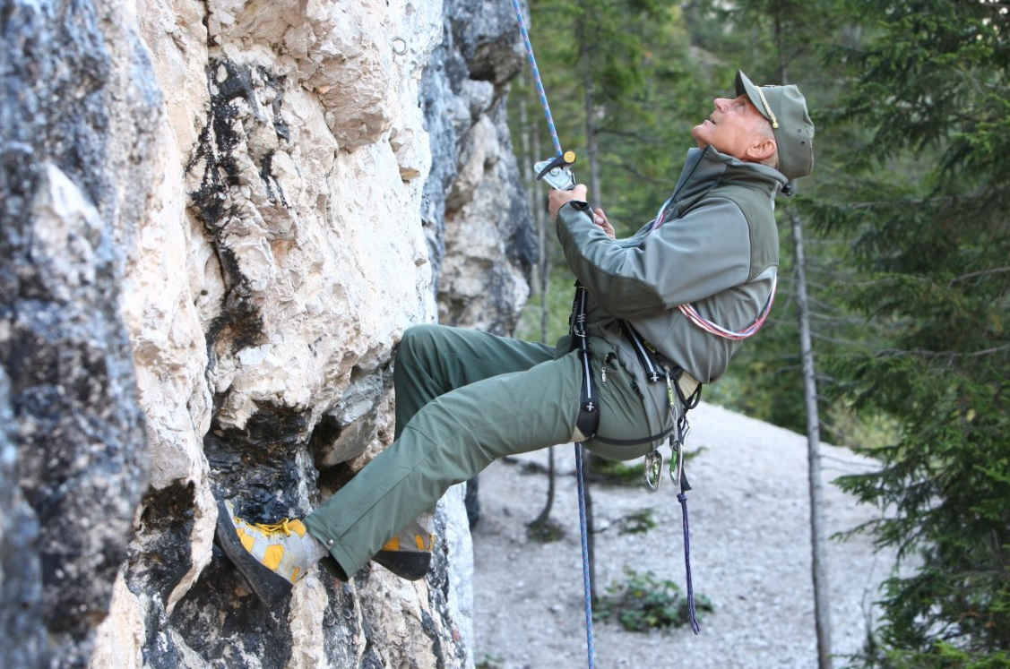 Terence Hill jako Pietro w serialu "Krok od nieba". 