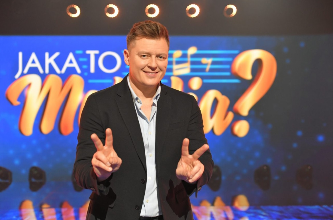 Rafał Brzozowski prowadzący program "Jaka to melodia?" na TVP 1. 