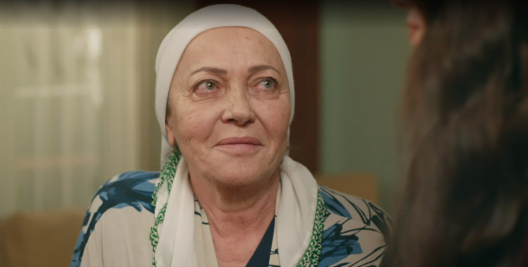 Bulent mierzy z broni do Halila w 142 odcinku serialu Wichrowe wzgórze