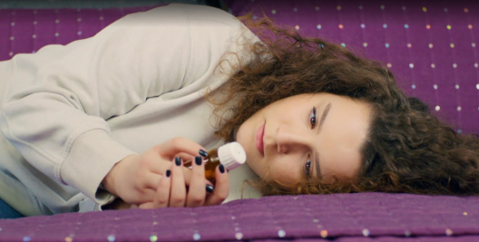 Miłość i nadzieja 165 - kadr z serialu. Sila rzuca się Kuzeyowi na szyję